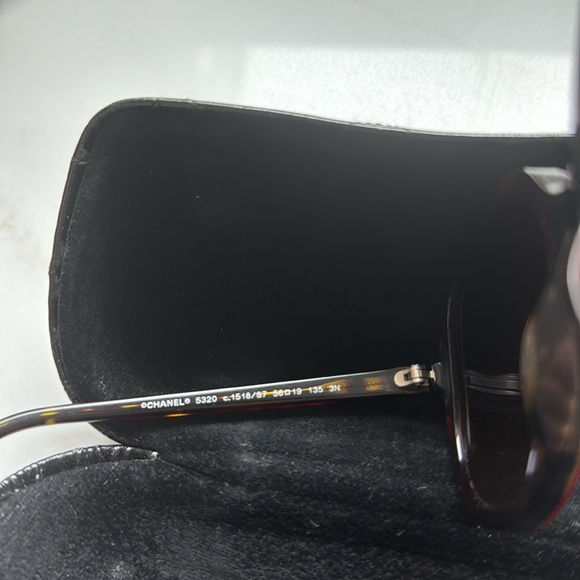 CHANEL sunglasses and leather case - Picture 6 of 9